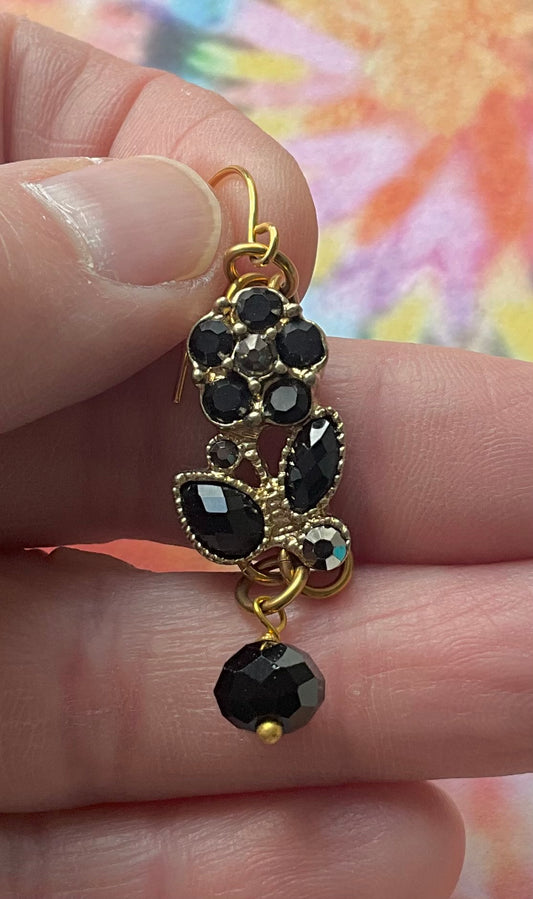recycled vintage crystals flower earrings black gold-tone